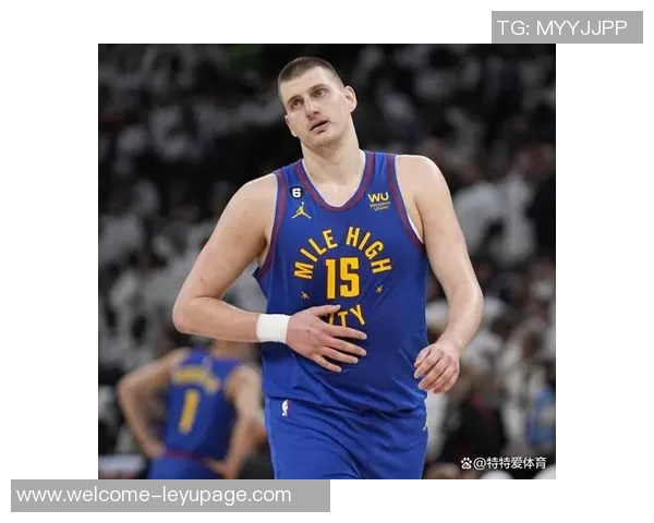 约基奇半场表现稳健但首节意外倒地引发球迷担忧 约基奇半场表现稳健但首节意外倒地引发球迷担忧